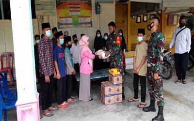Dandim 0303/ Bengkalis Berbagi Takjil di Pesantren Nurul Tauhid di Desa Petani